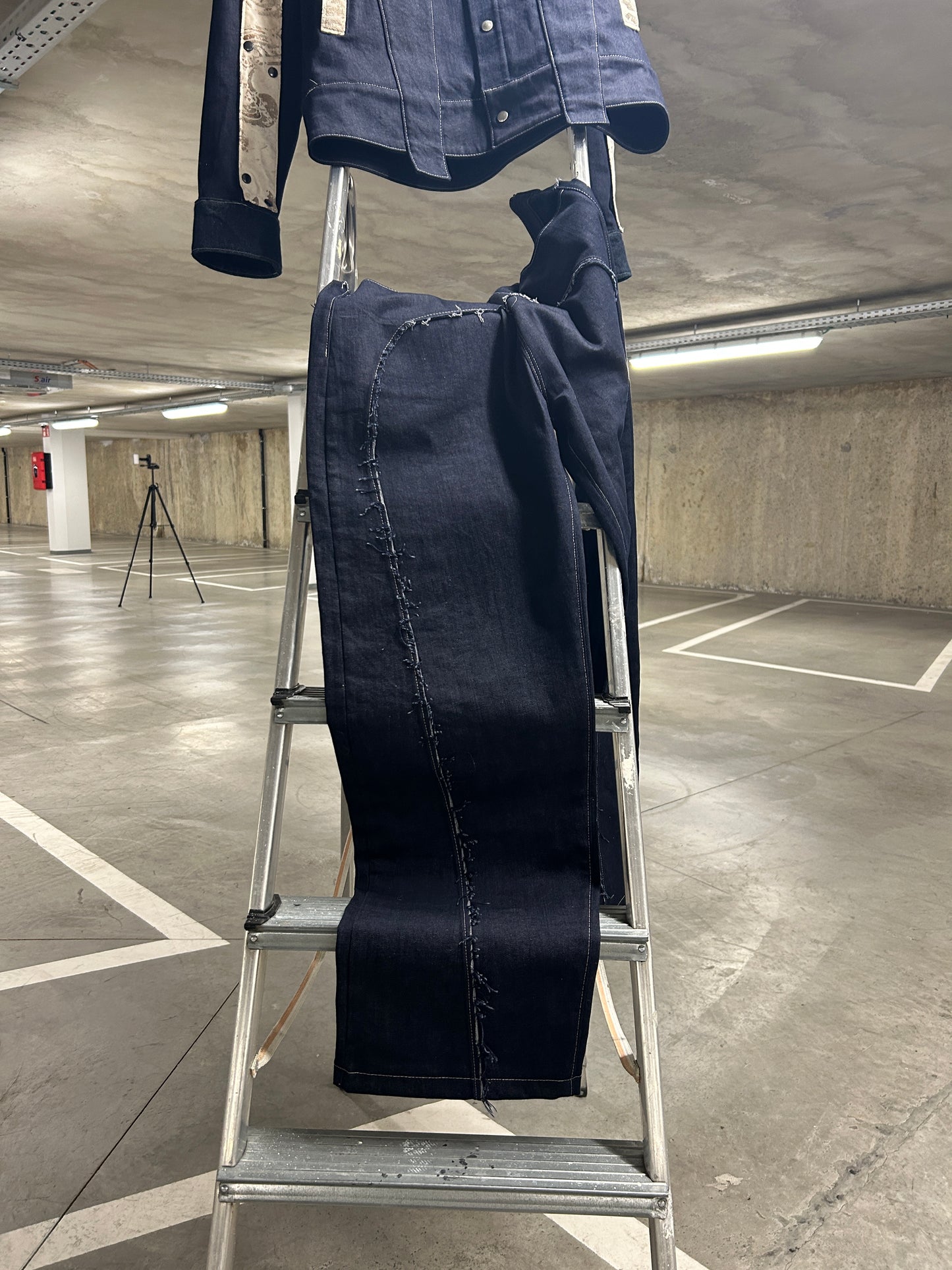 1/1 Distressed Curve Jeans